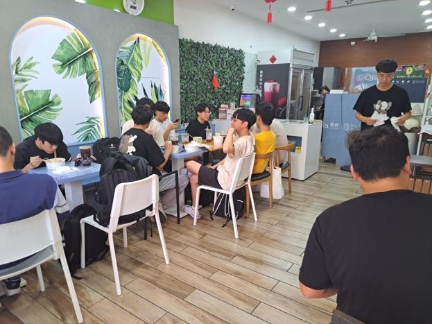 虎科大旁60公尺，冷飲季，環境裝潢設備齊全，接手可馬上營業