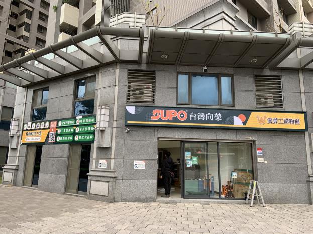 四千戶社區黃金店面三角窗-住辦樓中樓兩用超大空間-含裝潢