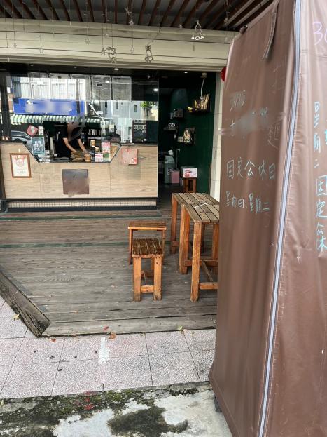 十年在地品牌、方便停汽機車、騎樓可分租攤位、四樓整棟盤讓