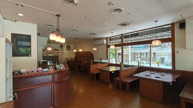 yes頂尖!創業頂讓 風景線人潮多 三角窗大店面 設備齊全 接手可馬上營業 金額：60萬 / 元 基隆市安樂區