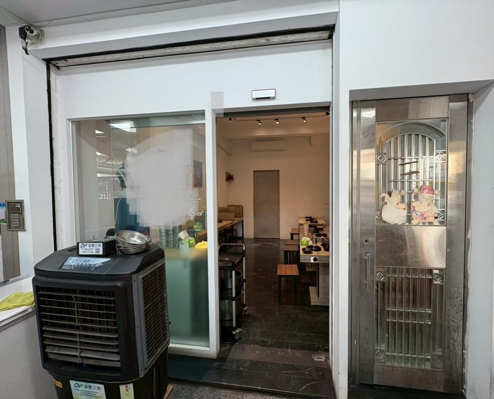 小港熱鬧商圈小火鍋店面
