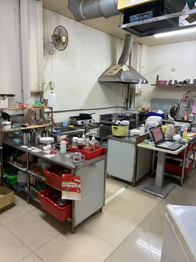 30坪店面近學區 租金15000 設備、裝潢近全新