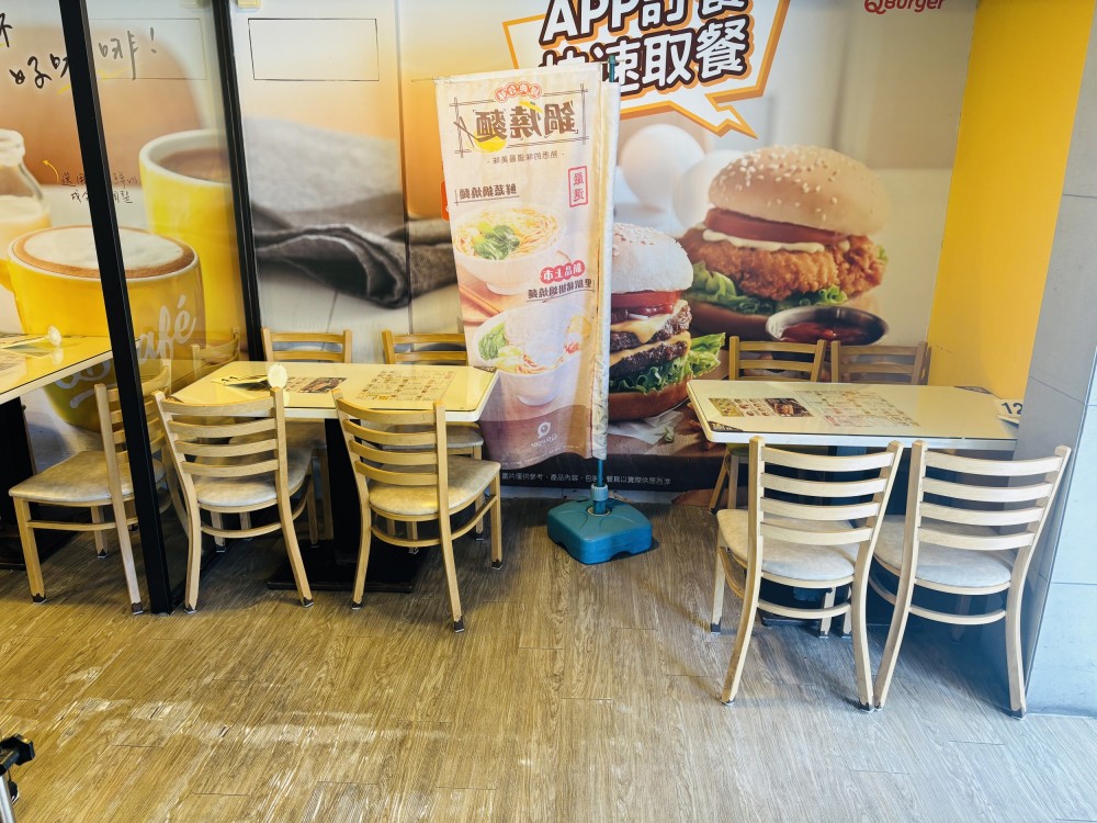 新店黃金地段餐飲店頂讓｜近商辦+住宅穩定客運｜接手即營