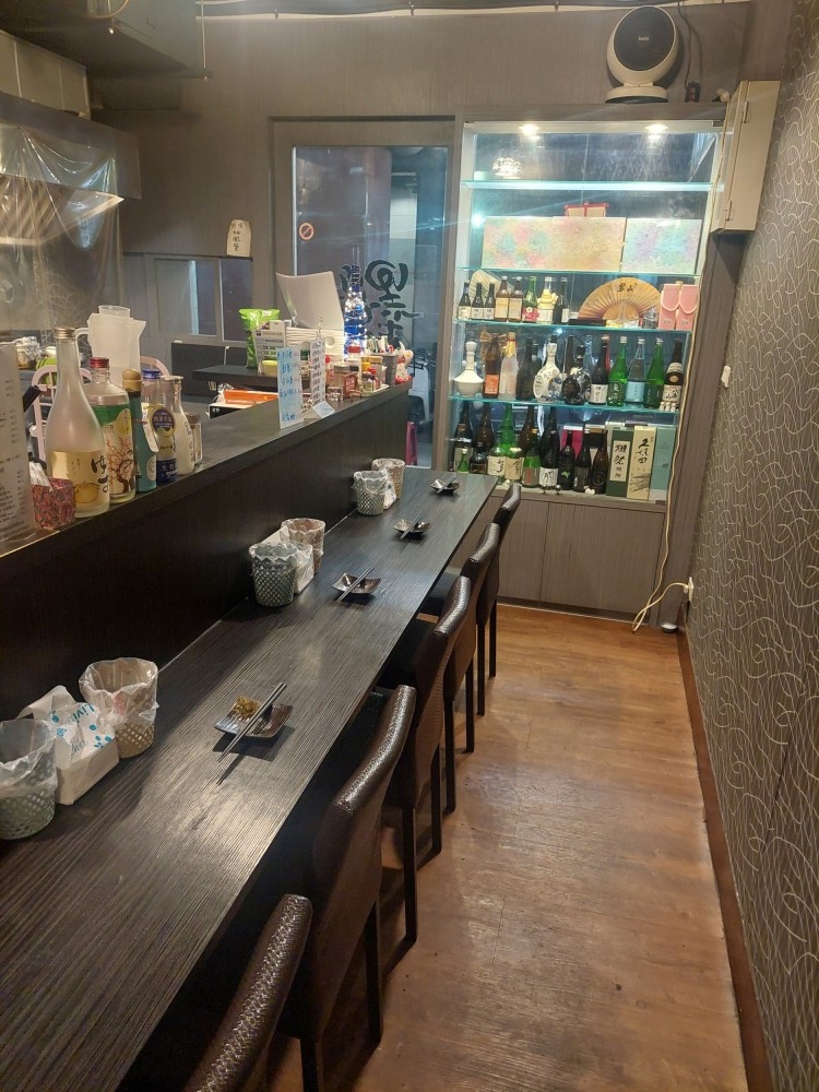 近西門商圈，餐飲小店面，人潮多，接手即可開