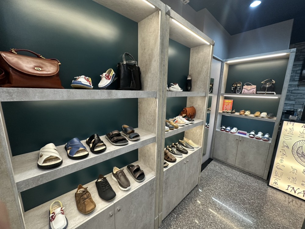 高雄精品店全套訂製展示櫃｜含LED展示燈｜整批出售含冷氣