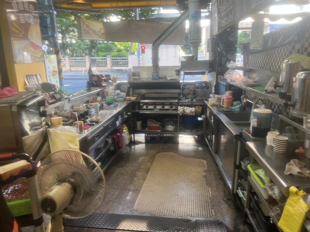 學校對面現成基本客群早餐店