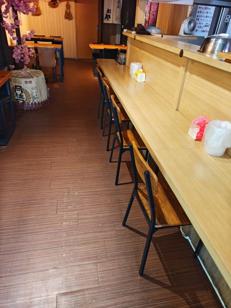 這是一個小型日式燒烤店，可滿足想要開店創業者的需求！